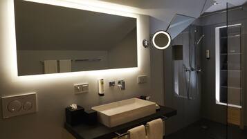 Dusche, kostenlose Toilettenartikel, Haartrockner, Hausschuhe