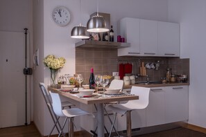 Appartement, 1 chambre | Restauration dans la chambre