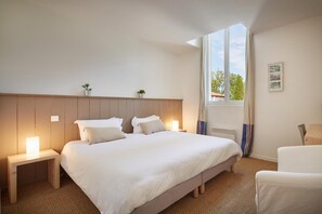 In-room safe, individually decorated, individually furnished, desk - La Maison de la Prade (Messanges)