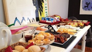 A buffet table with various food items including bread, pastries, and desserts. - La Maison de la Prade (Messanges)