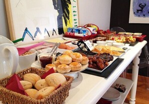 Tägliches Frühstücksbuffet (14 EUR pro Person)