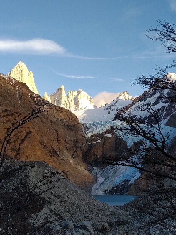 Un paisaje montañoso con un glaciar y un cielo despejado.