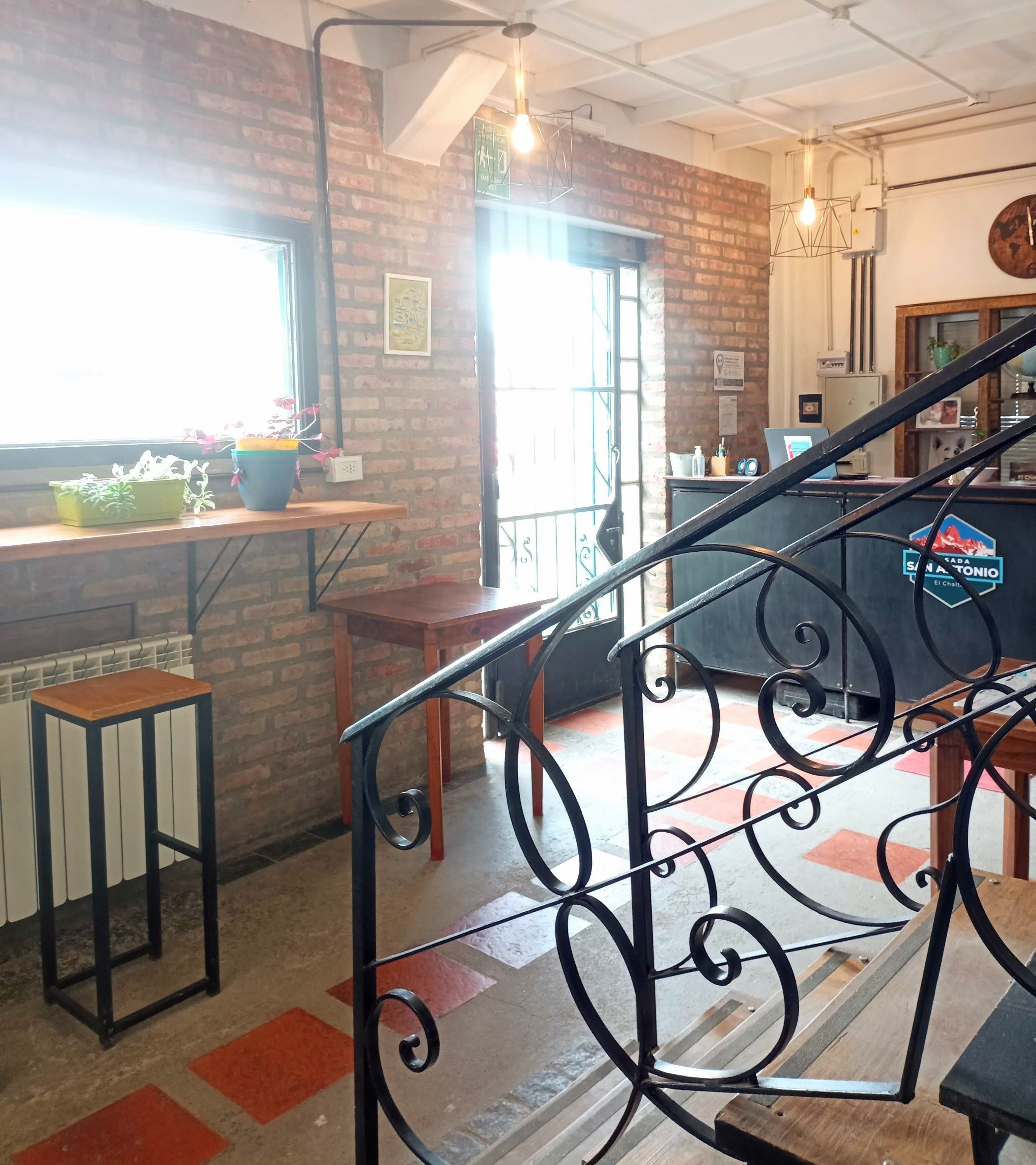 Habitación económica con 2 camas individuales | Área de sala de estar | Televisión de pantalla plana 