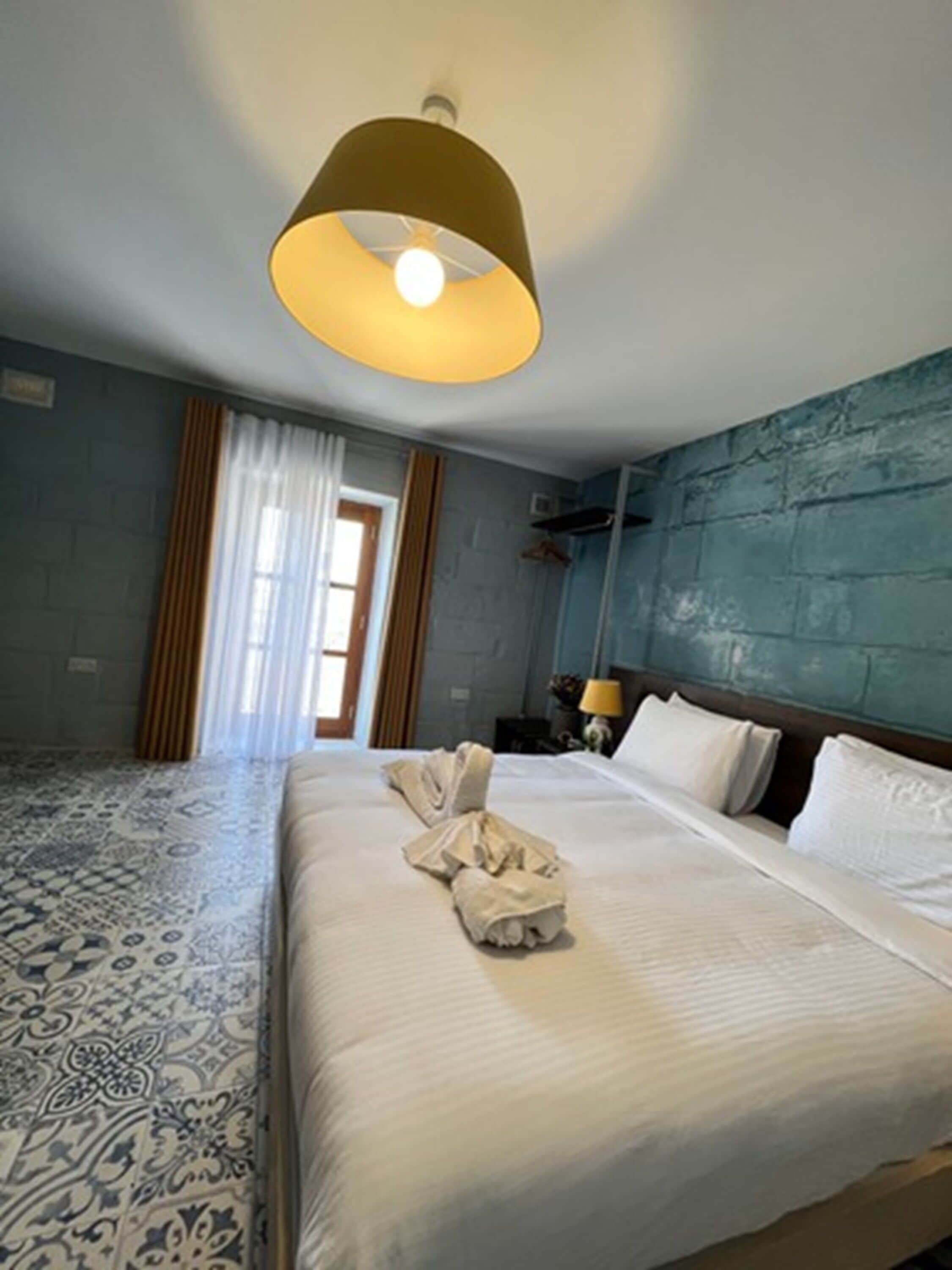 Habitación doble superior | Ropa de cama de alta calidad y escritorio 