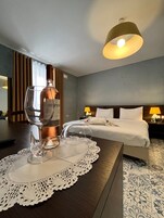 Habitación doble superior | Ropa de cama de alta calidad, escritorio, tabla de planchar con plancha