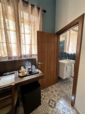 Double Room | Premium bedding, desk, iron/ironing board, free WiFi - MyTravel House (Rabat)