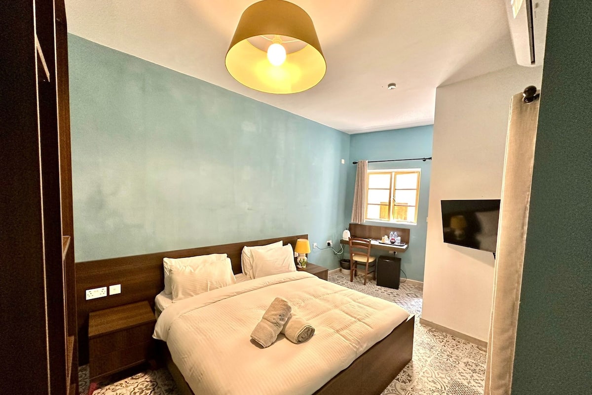 Tweepersoonskamer | Luxe beddengoed, een bureau, een strijkplank/strijkijzer, gratis wifi