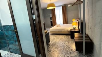Chambre Double Supérieure | Literie de qualité supérieure, bureau, fer et planche à repasser