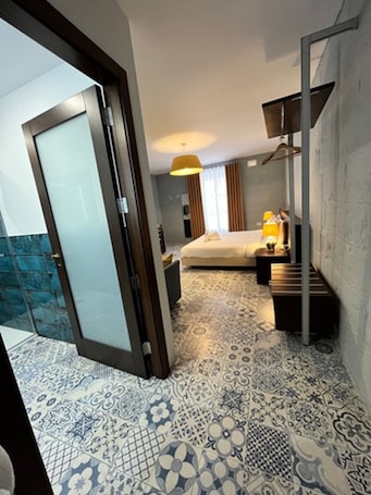 Ropa de cama de alta calidad y escritorio