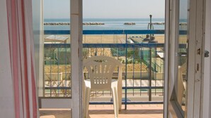 A balcony with a view of the beach and the sea. - Hotel Moja (Cesenatico)