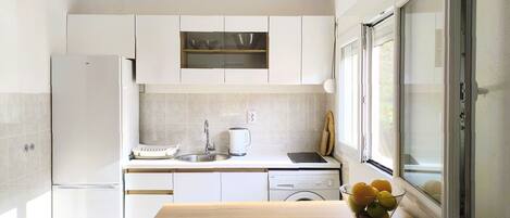 Refrigerador, horno, placa de cocina, tetera/pava eléctrica