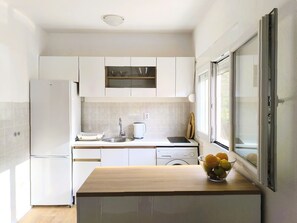 Kjøleskap, ovn, kokeplater og vannkoker