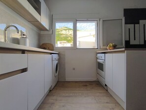 Kjøleskap, ovn, kokeplater og vannkoker