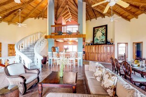 Living area - Casa La Loma (Roatan)