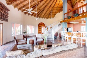 Grand-Villa, 3 Schlafzimmer, Nichtraucher | Wohnbereich | Flachbildfernseher