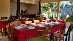 Frokost, lunsj og middag serveres, lokale og internasjonale retter 