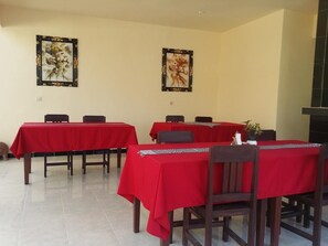 Frokost, lunsj og middag serveres, lokale og internasjonale retter 