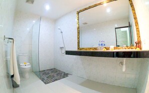 Deluxe-Doppelzimmer | Badezimmer | Dusche, kostenlose Toilettenartikel, Handtücher
