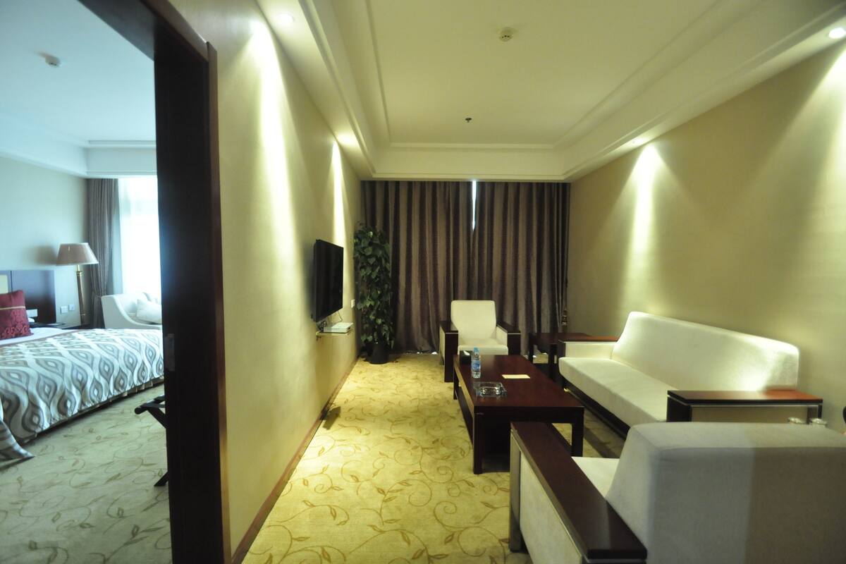Suite Business | Minibar, caja fuerte, escritorio y cortinas opacas