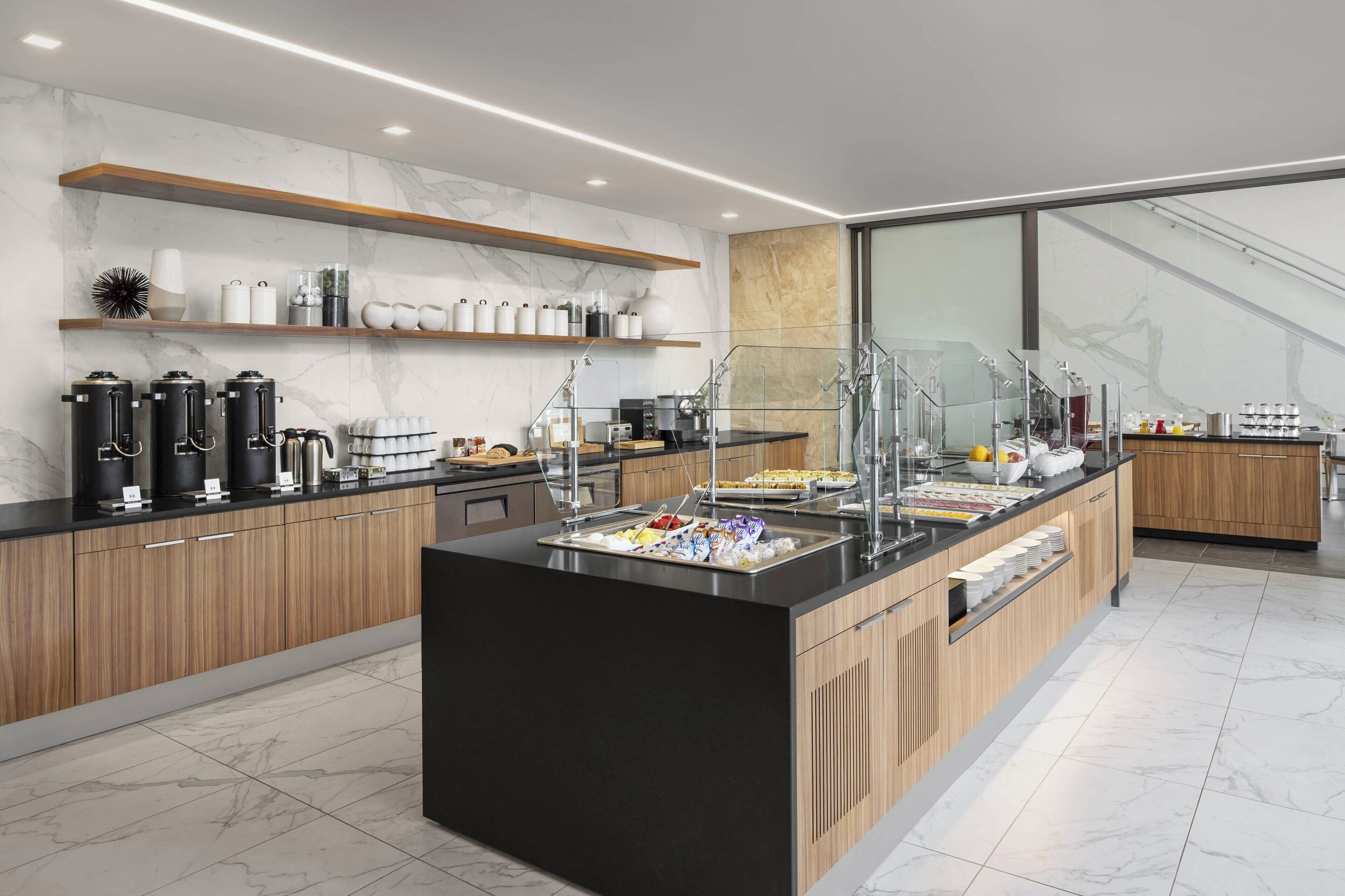 fridge, coffee/tea maker