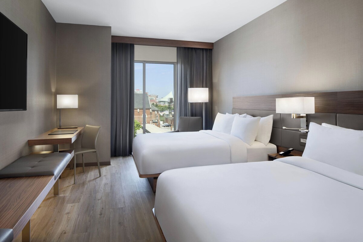 Habitación, 2 camas de matrimonio, vistas a la ciudad | Ropa de cama de alta calidad, caja fuerte, escritorio