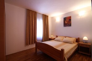 1 chambre, coffre-fort, bureau, lit de bébé (gratuit)
