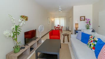 Townhouse Deluks, 2 kamar tidur, pemandangan laut, di pinggir kolam renang | Ruang keluarga | Televisi layar datar 42-inci dengan saluran TV kabel dan TV