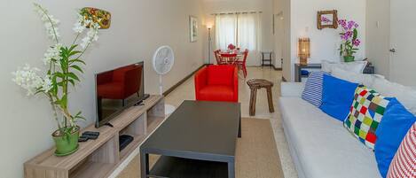 Deluxe-Stadtwohnung, 2 Schlafzimmer, Meerblick, Poolseite | Wohnzimmer