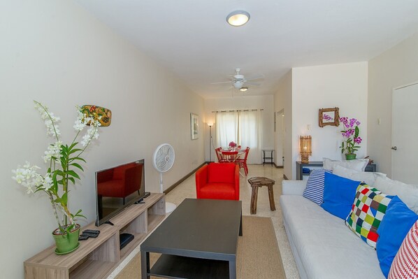 Deluxe Townhome, 2 Bedrooms, Sea View, Poolside | Ruang tamu | 42 inci televisyen skrin rata dengan kabel, TV 