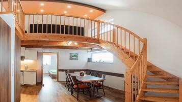 Standard-Apartment, 2 Schlafzimmer | Wohnbereich | Flachbildfernseher