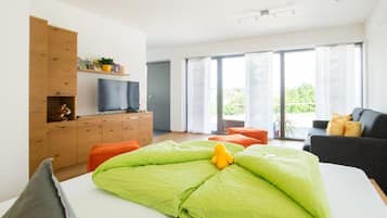 1 dormitorio, minibar, escritorio y cortinas opacas