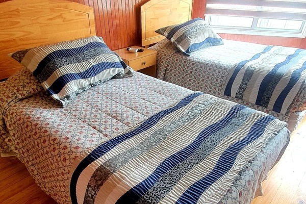 Tomannsrom – basic, 2 enkeltsenger, privat bad | Wi-fi (inkludert) og sengetøy