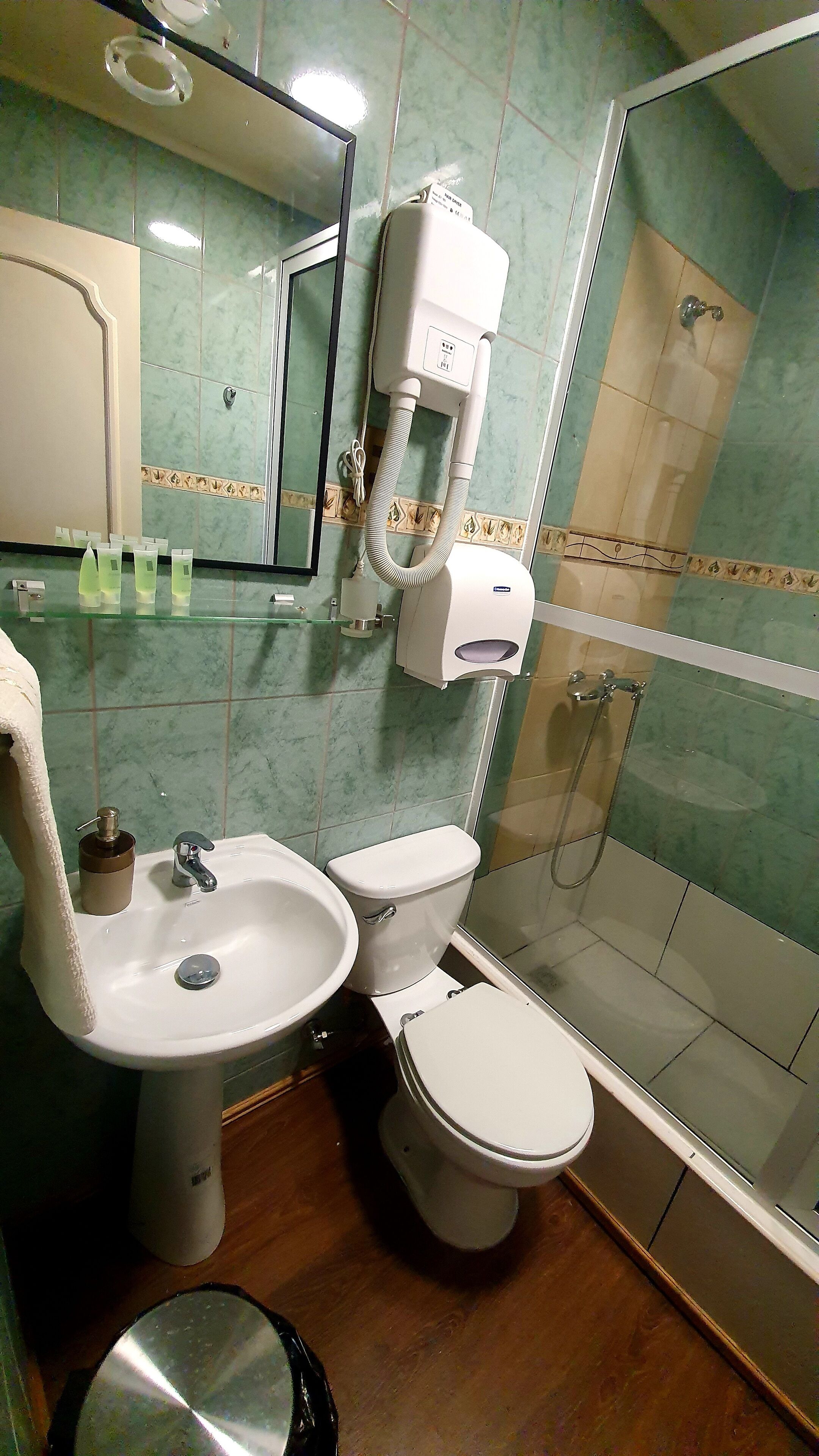 Basic Twin Room, 2 Single Beds, Private Bathroom | Bathroom