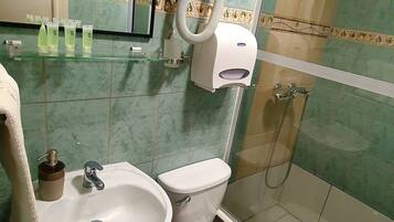 Basic Twin Room, 2 Single Beds, Private Bathroom | Bathroom