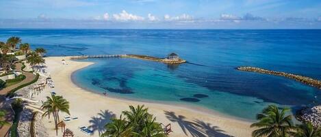 Playa privada en los alrededores, arena blanca, camas de playa gratis