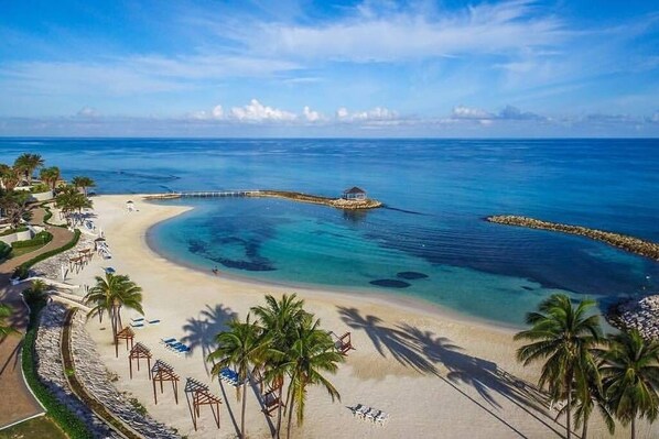 Plage privée à proximité, sable blanc, cabana (gratuite)