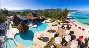 Piscine extérieure, accès possible de 7 h à 21 h, chaises longues