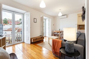 Apartamento superior | Área de estar | TV de tela plana 32 polegadas com canais digitais, TV