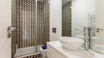 Superior Apartment | Bathroom | Shower, free toiletries, hair dryer, towels