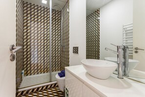 Superior appartement | Badkamer | Een douche, gratis toiletartikelen, een haardroger, handdoeken