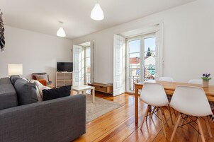 Apartamento superior | Área de estar | TV de tela plana 32 polegadas com canais digitais, TV