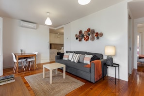 Superior Apartment | Living area | 32-inch flat-screen TV with digital channels, TV - Gonzalo's Guest Apartments - Alfama Terrace (Lisbon)