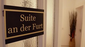 A sign reading "Suite an der Furt" in a hallway. - Suite an der Furt (Erfurt)