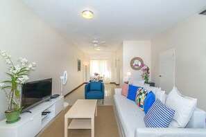 Deluxe-Stadtwohnung, 2 Schlafzimmer, Meerblick, Strandnähe | Wohnzimmer | 42-Zoll-Flachbildfernseher mit Kabelempfang, Fernseher