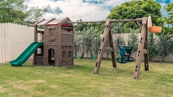 Zona de juegos infantil al aire libre