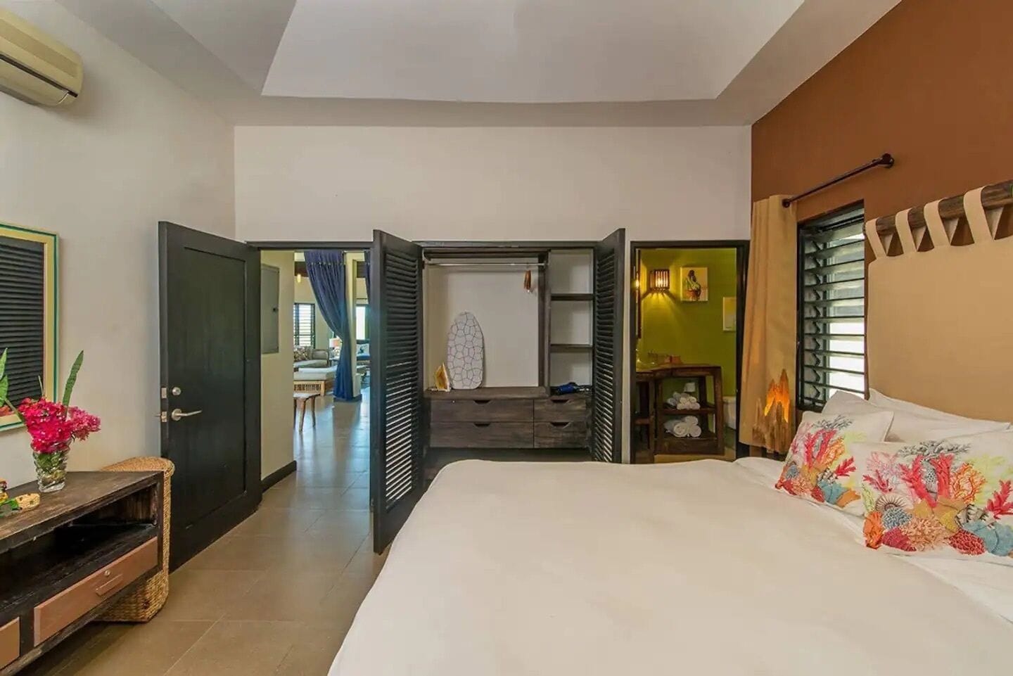 2 多间卧室、高档床上用品、客房内保险箱、遮光窗帘