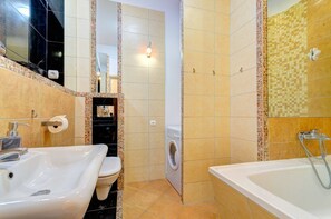 Apartamento, 2 habitaciones | Baño | Bañera, bañera profunda y toallas