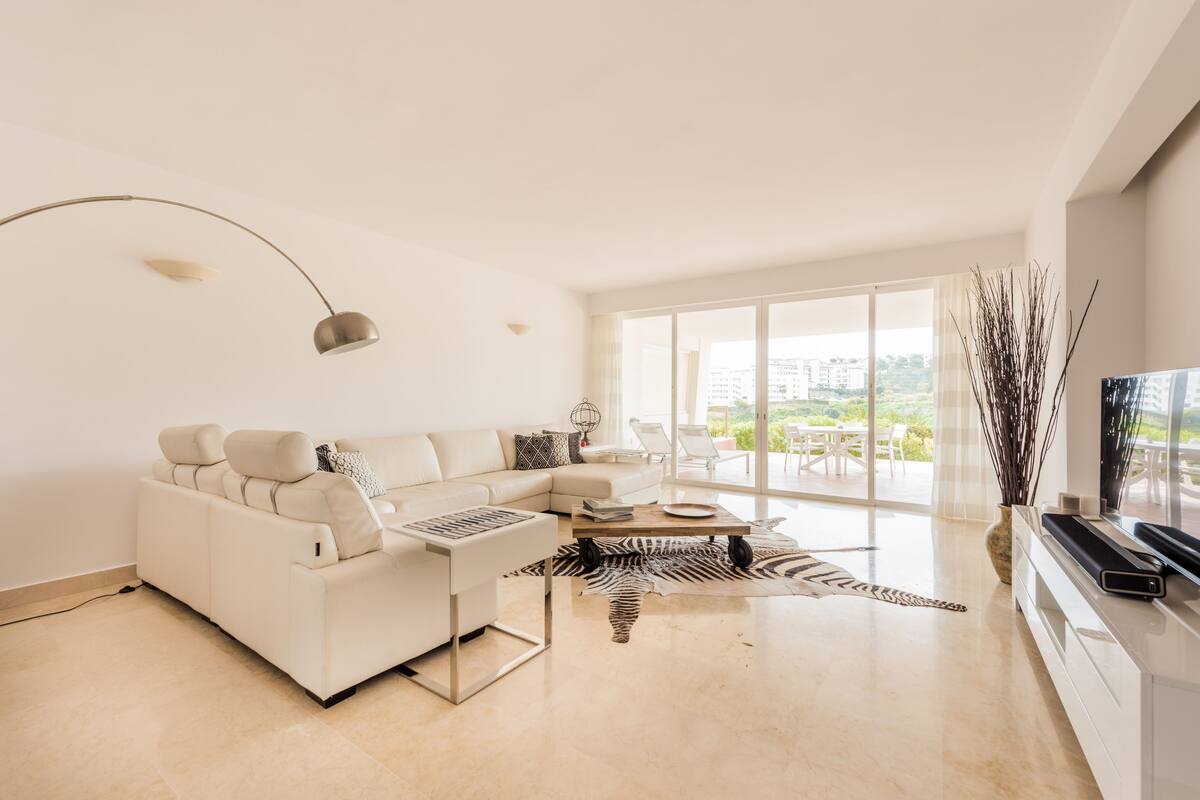 Deluxe-huoneisto, 2 makuuhuonetta, merinäköala | Olohuone | Taulutelevisio