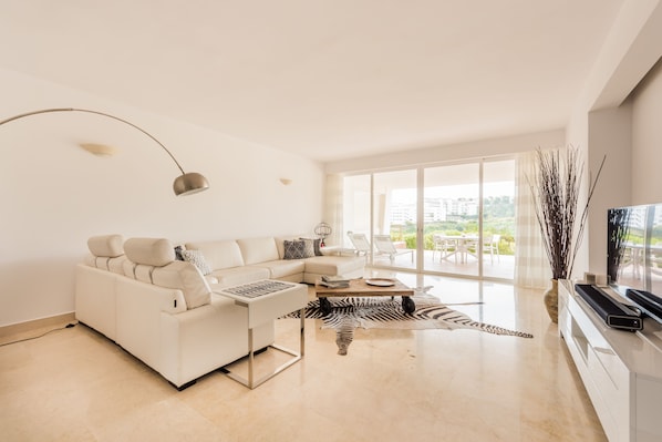 Apartamento luxo, 2 quartos, vista para o mar | Sala de estar | TV de tela plana