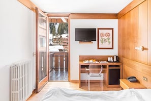 Habitación con 1 cama matrimonial o 2 individuales | Minibar, caja de seguridad en la habitación y escritorio